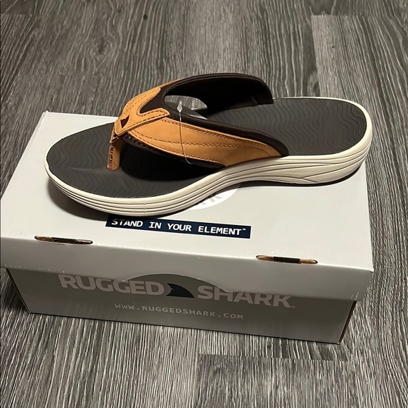Comfortable Brown and Black Thong Sandals with Platform Sole - Picture 1 of 5